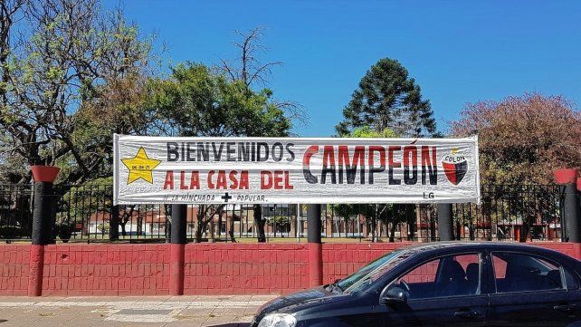 Así luce el frente del estadio de Colón a horas de la vuelta del público a los estadios