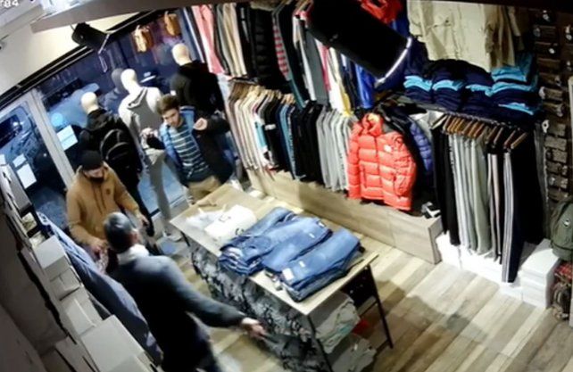 Imagen del brutal robo a un comercio de barrio Sargento Cabral.