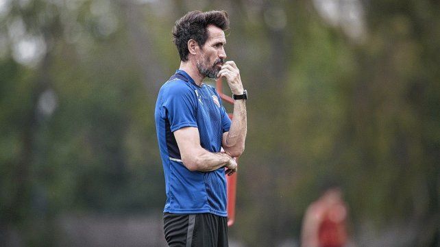Eduardo Dom&iacute;nguez prepara los 11 para jugar ante Racing. Foto: prensa Independiente.