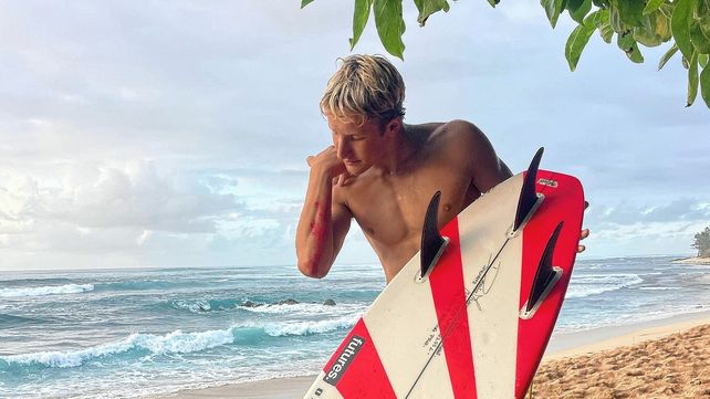 Thiago Passeri, el gran surfista joven del momento, el hijo de Martín, máximo ganador del surf nacional.