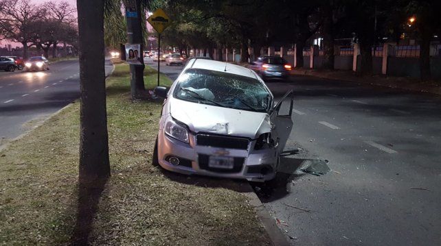 Así quedó el auto sobre el cantero central. 