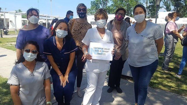 Abrazo simbólico. Fuerte respaldo a Cintia Sgavetti, ex directora del SAMCo de Santo Tomé