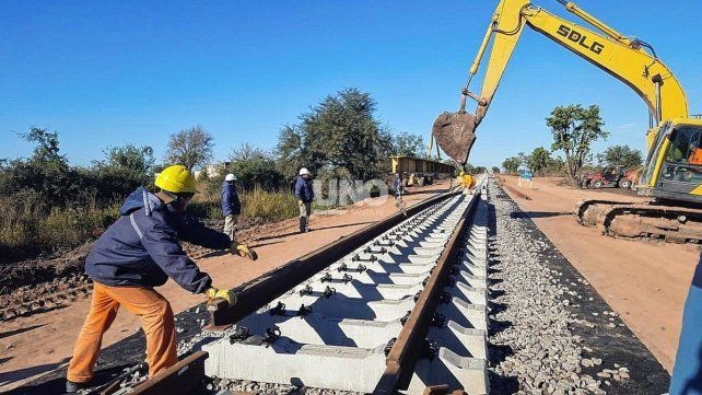 Trabajo de tendido de vías y rieles en el marco del Circunvalar Ferroviario.