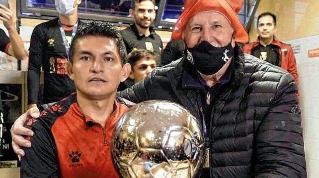 Jos&eacute; Vignatti, quien festej&oacute; sus 76 a&ntilde;os, cerr&oacute; de palabra la continuidad de Pulga Rodr&iacute;guez en Col&oacute;n.