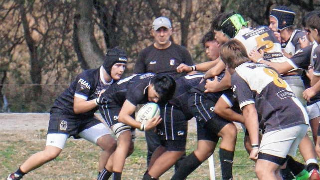 Universitario de Santa Fe visit&oacute; en M17 y M16 a Estudiantes de Paran&aacute; con un triunfo y una derrota.