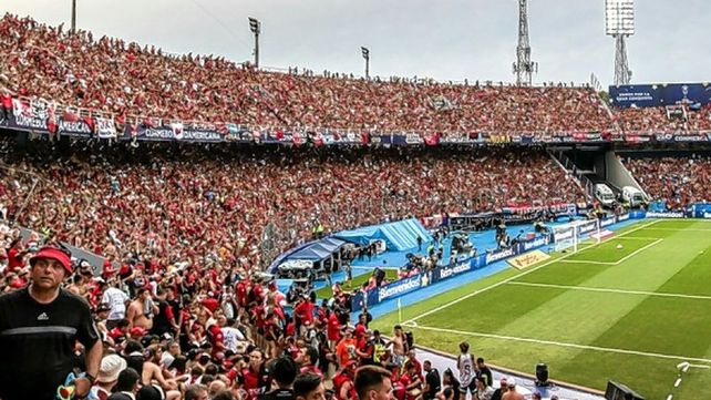 Racing no pudo alcanzar al r&eacute;cord de Col&oacute;n en Paraguay.
