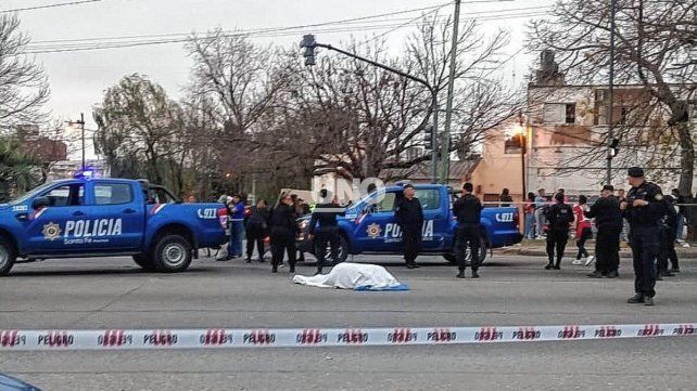 Mataron a tiros a un joven a plena luz del d&iacute;a y a metros del operativo policial por el partido entre Uni&oacute;n y Rosario Central.
