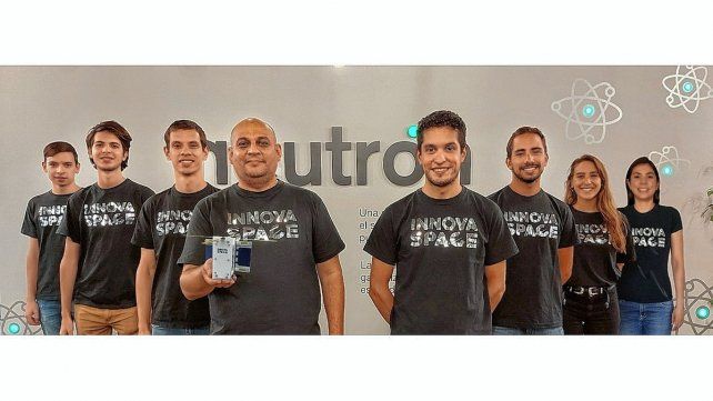 El satélite fue desarrollado desde cero en tan sólo 9 meses. Puede sostenerse en una mano ya que tiene una dimensión de 10 por 10 por 5 centímetros y un peso de 461 gramos. 