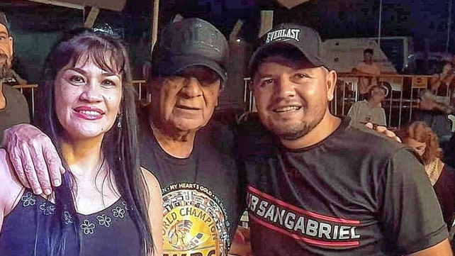 La campeona mundial Marcela la Tigresa Acu&ntilde;a junto a los organizadores de la velada en Rafaela.