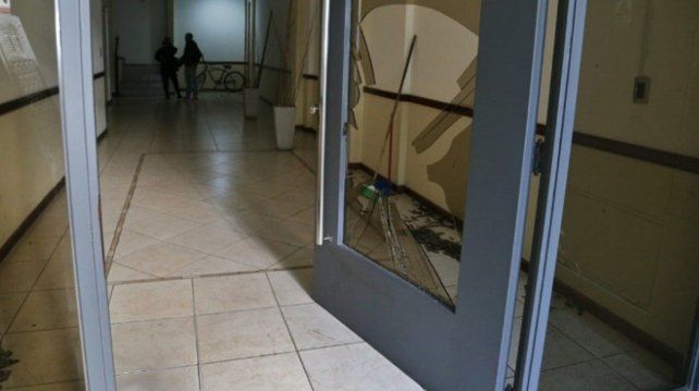 El ciervo rompió un vidrio y quedó encerrado en un edificio hasta que lo sacó la policía.