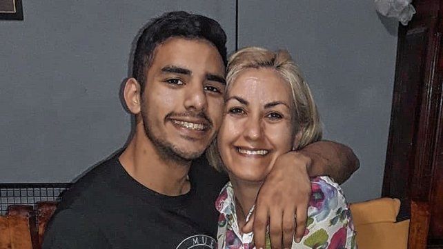 Agustín junto a su mamá, Analía Marcela Maydana 