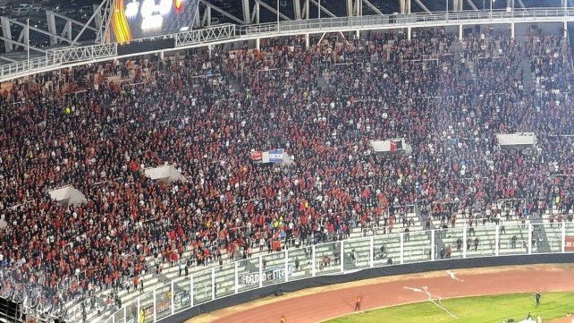 Cerca de 10.000 hinchas de Colón llegaron a Córdoba para alentar en la ida de los octavos de final de la Libertadores.