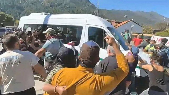 imágenes del en dónde manifestantes golpean la camioneta dónde se traslada Alberto Fernández.