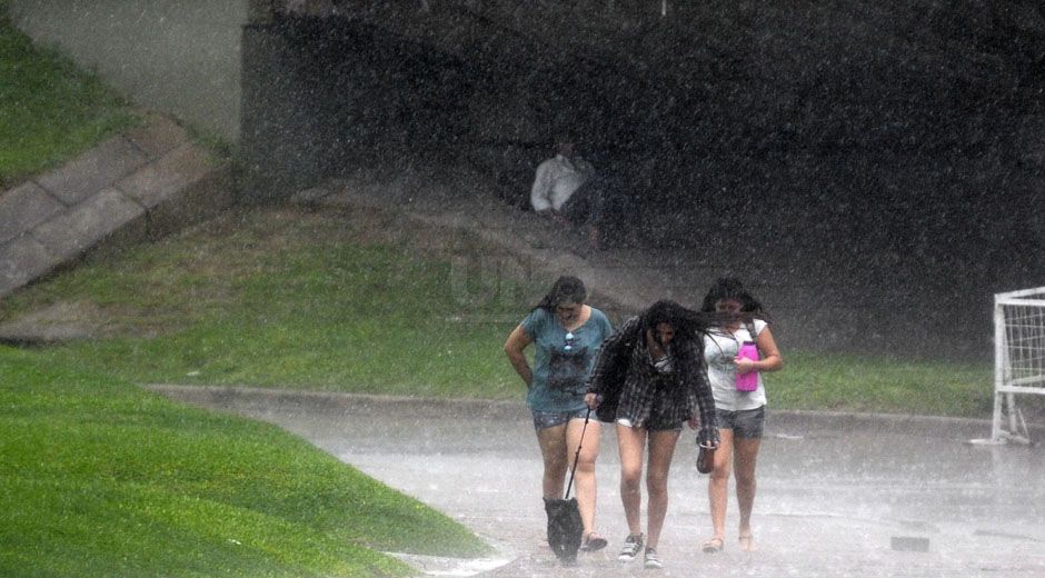 Pasadas las 18, la tormenta lleg&oacute; a la ciudad de Santa Fe con fuertes r&aacute;fagas de viento, mucha cantidad de agua ca&iacute;da en un corto periodo de tiempo y granizo en algunos barrios.&nbsp;
