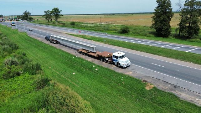 Un viaje de tres días: llegaron desde San Luis las tres primeras vigas de 30 metros para el nuevo puente santa Fe - Santo Tomé Un viaje de tres días: llegaron desde San Luis las tres primeras vigas de 30 metros para el nuevo puente santa Fe - Santo Tomé