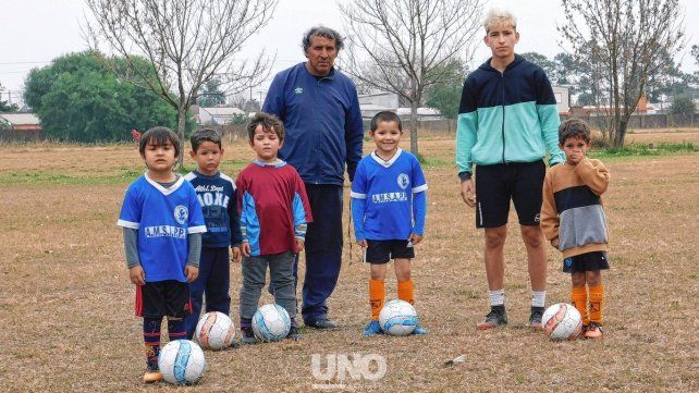 Iginio Nieres, tiene a su cargo la formación de jugadores en el predio de Amsapp en el norte de la ciudad.