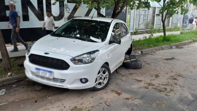 Así quedó el automóvil chocado por otro que se dio ala fuga sobre bulevar Gálvez al 900