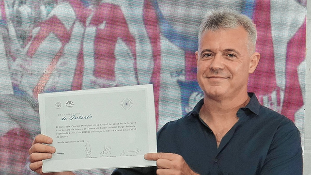 El vicepresidente Rafael P&eacute;rez del Viso con la declaraci&oacute;n de inter&eacute;s que aprob&oacute; el Concejo Municipal de Santa Fe.