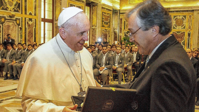 El Papa Francisco junto al entonces presidente de la UAR, el tucumano Cacho Castillo, en el Vaticano. El Papa Francisco junto al entonces presidente de la UAR, el tucumano Cacho Castillo, en el Vaticano.