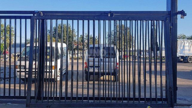 Lo que quedó en las inmediaciones del estadio, tras el regreso de los hinchas a la cancha.