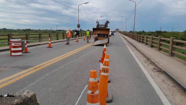 Los trabajos para poner en servicio el puente de emergencia metálico sobre el Puente Carretero entre Santa Fe y Santo Tomé