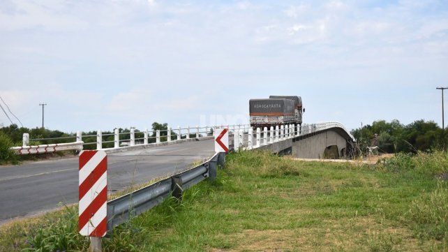 El puente Arroyo Leyes se encuentra ubicado a 36 km al noreste de la ciudad de Santa Fe, sobre la ruta provincial Nº 1