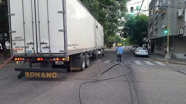 Un camión arrancó cables de luz, teléfono y servicio de cable en el sur de la ciudad 