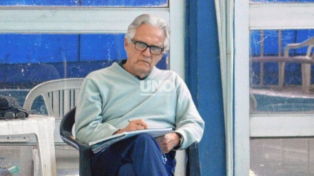 Strnad asiste técnicamente a cuatros nadadores de Gimnasia y Esgrima que estarán en el selectivo en Buenos Aires.