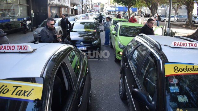 Taxistas y remiseros se manifestaron frente al municipio en una nueva prórroga para inscripciones de App de viajes y exigen el cumplimiento de la ordenanza de plataformas Taxistas y remiseros se manifestaron frente al municipio en una nueva prórroga para inscripciones de App de viajes y exigen el cumplimiento de la ordenanza de plataformas