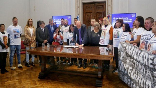 Perotti firmó la reglamentación de la ley que protege a las víctimas.