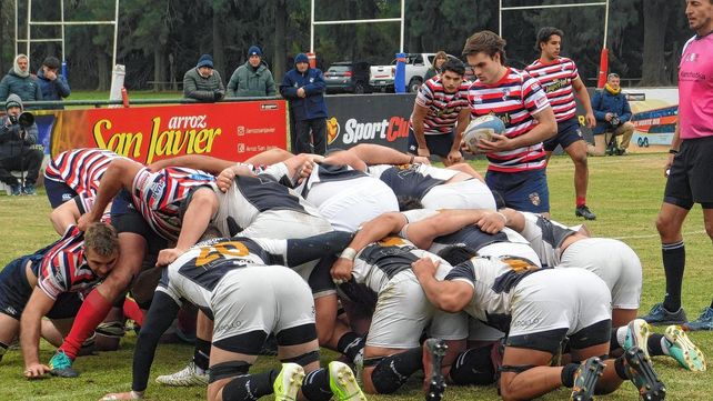 La defensa de los Tricolores fue clave. En esta acción Bautista Galassi y Valen Fernández intentan detener a un rival.