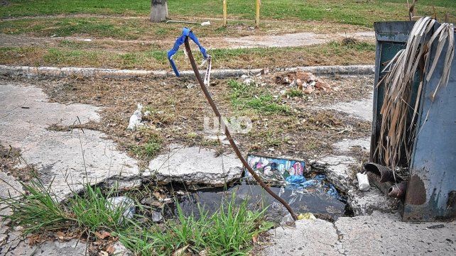 Un pozo de grandes dimensiones en el medio de una calle; la gran preocupación de los vecinos de barrio Roma, de la zona de Crespo y San Juan. Foto: José Busiemi/UNO Santa Fe.