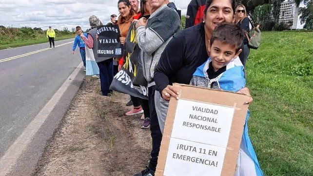 Abrazo simbólico a la Ruta Nacional 11, reclamando por su pésimo estado. Abrazo simbólico a la Ruta Nacional 11, reclamando por su pésimo estado.