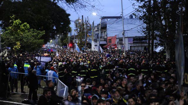 Miles de personas se acercaron al Microestadio Gatica de Villa Domínico, en el partido de Avellaneda, para darle un último adiós a Carlos Alberto “Indio” Solari Miles de personas se acercaron al Microestadio Gatica de Villa Domínico, en el partido de Avellaneda, para darle un último adiós a Carlos Alberto “Indio” Solari