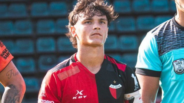 Máximo Johnston, con la camiseta de Colón y la cinta de capitán, en un partido como local en el Brigadier López.