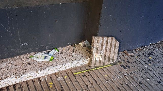 El vidrio del local fue roto con una baldosa. Luego se produjo el robo.