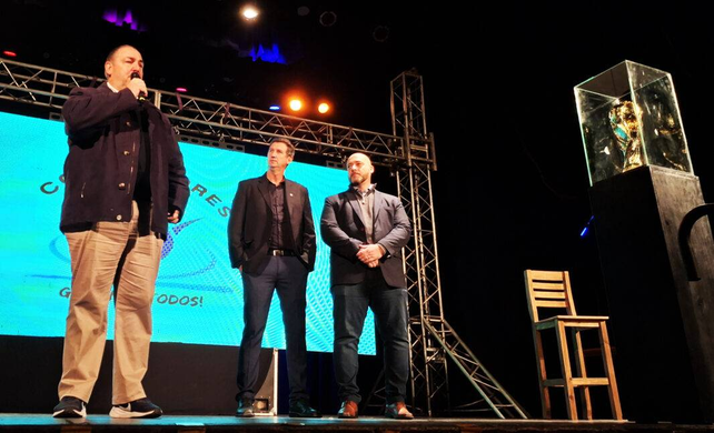 El intendente Poletti junto al presidente de la Liga, Leandro Birollo, y el secretario provincial, Checho Basile.  