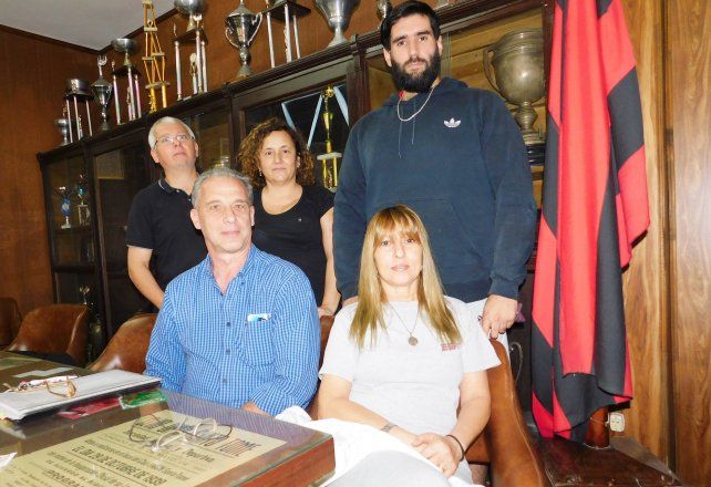 La comisión directiva de Unión Santo Tomé trabajando a destajo en plena pandemia.