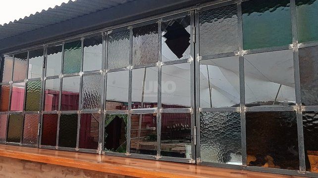 Los vidrios violentados y por los que pudieron acceder al interior del depósito del bar.