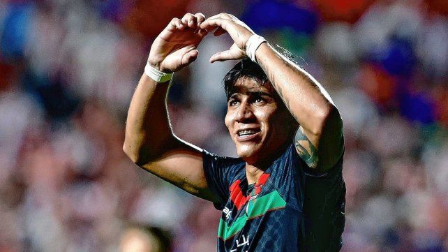 Junior Marabel le marcó tres goles en la serie a Unión con la camiseta de Palestino, dos en Santa Fe para la victoria trasandina.