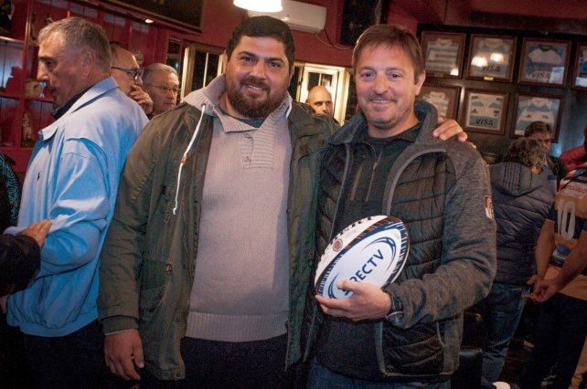 El ex Puma santafesino, Chinchu Bustos, junto a Pedro Raiteri, los conductores de Estudiantes de Paraná..