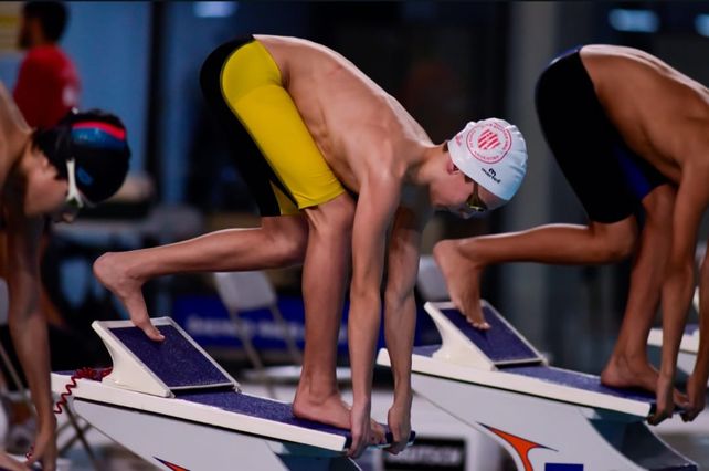  El nadador de Unión de Santa Fe, Enzo Luque, es entrenado por Susana Lauria y Federico Aguilar.