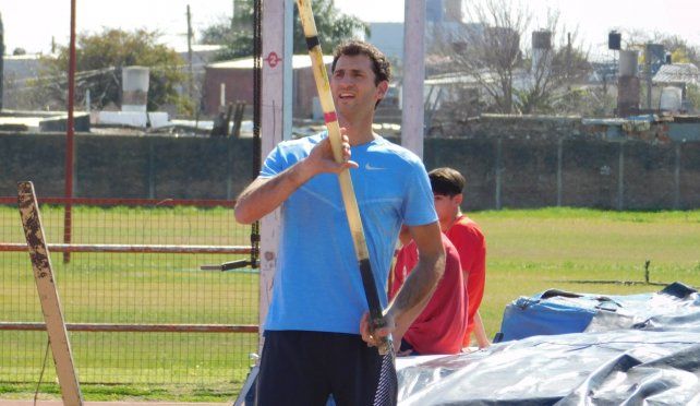 El garrochista Chiaraviglio se encuentra en Italia, entrenando con su coach Javier Ben&iacute;tez, y esperando poder estar en la gran cita del deporte mundial.
