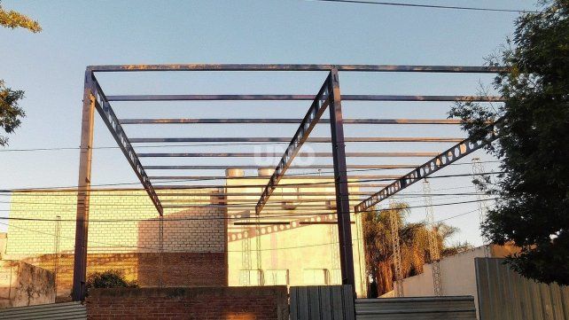 El gimnasio tendrá dos canchas de vóleibol, y sus dimensiones son de 27 metros de largo por 22 de ancho.