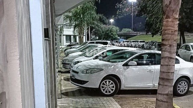 Una postal de las noches de viernes y sábado en barrio Candioti Sur: autos mal estacionados sobre los ingresos a garajes. 