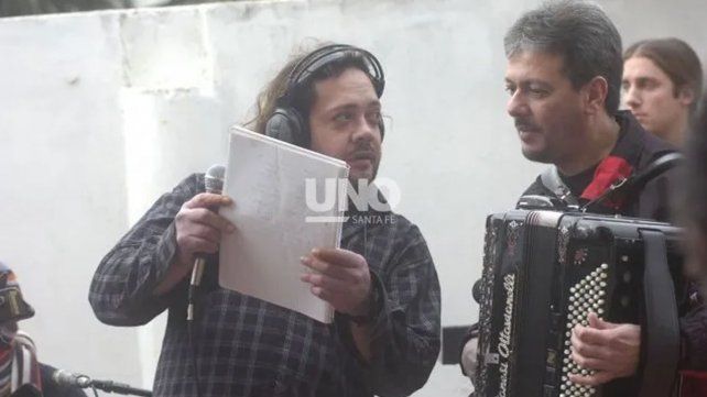  Leo Mattioli compartiendo en 2006 uno de sus ensayos junto a UNO Santa Fe. La cumbia, su pasión.