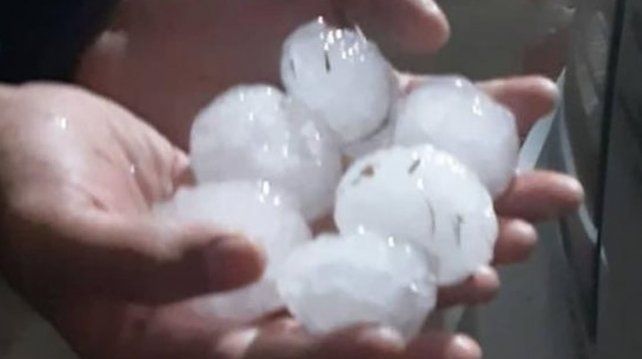 Granizo de grandes dimensiones sorprendió a los habitantes de Santo Tomé y San Carlos Norte