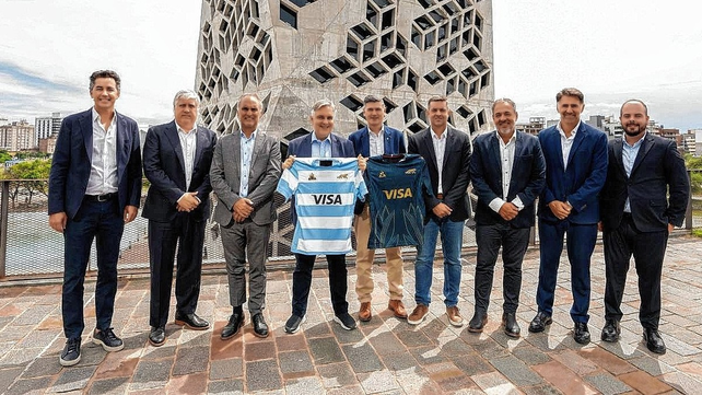 El gobernador de C&oacute;rdoba, Mart&iacute;n Llaryora, junto a autoridades de la UAR, en el anuncio del partido por el Rugby Championship.