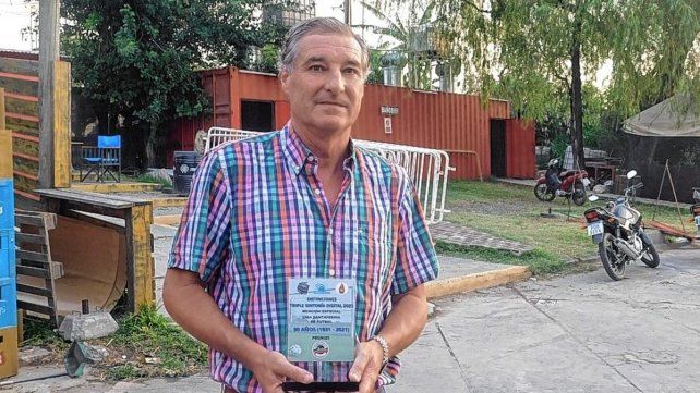 Gustavo Pueyo, presidente de la Liga Santafesina de Fútbol, recibió un presente con motivo de los 90 años de la entidad rectora del fútbol local.