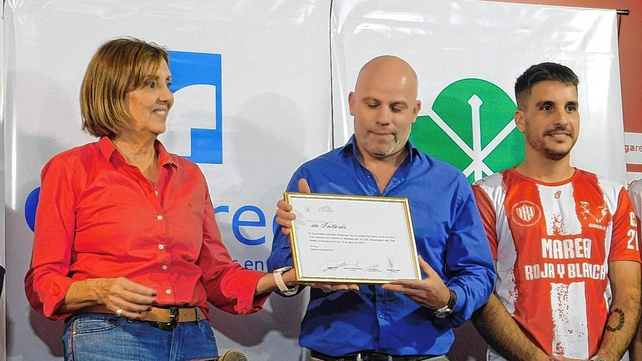 La concejal Inés Larriera entregó al dirigente unionista Andrés Valenti la declaración de interés del Concejo Municipal.